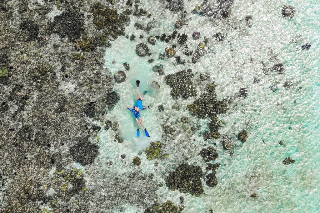Drone shot of guests swimming on reef kopie 1
